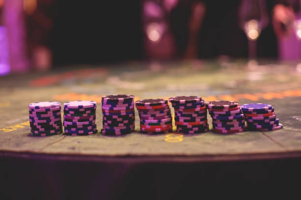 Live Bandar Poker table with dealer and player seats on hoki368 slot